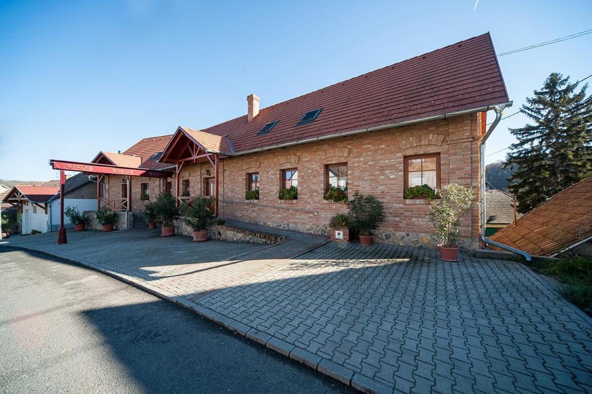 Wekler Csaladi Pinceszet Es Panzio Hotel Mecseknadasd Exterior photo